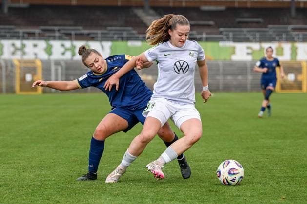 09.11.2025, Fußball, 2. Frauen-Bundesliga, 2025 2026, 10. Spieltag, VfL Wolfsburg II - SG 99 Andernach Leonie Wäschenbach (17 Andernach) im Zweikampf.