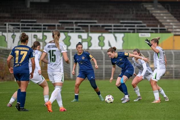 09.11.2025, Fußball, 2. Frauen-Bundesliga, 2025 2026, 10. Spieltag, VfL Wolfsburg II - SG 99 Andernach Vanessa Zilligen (15 Andernach) versucht den Ball zu halten.