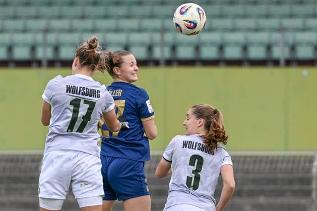 09.11.2025, Fußball, 2. Frauen-Bundesliga, 2025 2026, 10. Spieltag, VfL Wolfsburg II - SG 99 Andernach Luca Papp (17 VfL Wolfsburg U20) und Malou Müller (27 Andernach) beim Kopfball.