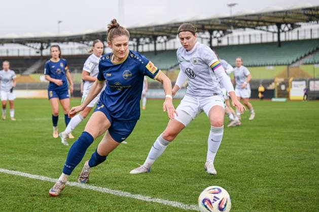 09.11.2025, Fußball, 2. Frauen-Bundesliga, 2025 2026, 10. Spieltag, VfL Wolfsburg II - SG 99 Andernach Carolin Schraa (7 Andernach) und Maria Jonietz (5 VfL Wolfsburg U20) im Kampf um den Ball. *** 09 11 2025, Football, 2 Womens Bundesliga, 2025 2026, Matchday 10, VfL Wolfsburg II SG 99 Andernach Carolin Schraa 7 Andernach and Maria Jonietz 5 VfL Wolfsburg U20 fighting for the ball