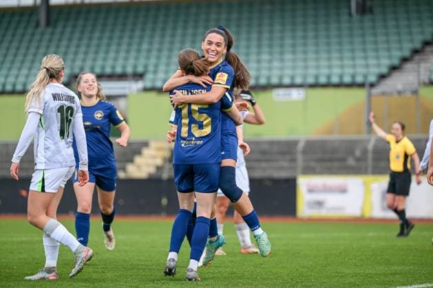 09.11.2025, Fußball, 2. Frauen-Bundesliga, 2025 2026, 10. Spieltag, VfL Wolfsburg II - SG 99 Andernach Besarta Hisenaj (4 Andernach) jubelt mit Vanessa Zilligen (15 Andernach) über den Führungstreffer.