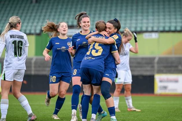 09.11.2025, Fußball, 2. Frauen-Bundesliga, 2025 2026, 10. Spieltag, VfL Wolfsburg II - SG 99 Andernach Besarta Hisenaj (4 Andernach) jubelt mit Vanessa Zilligen (15 Andernach) über den Führungstreffer.