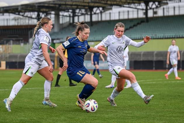 09.11.2025, Fußball, 2. Frauen-Bundesliga, 2025 2026, 10. Spieltag, VfL Wolfsburg II - SG 99 Andernach Leonie Krump (10 Andernach) versucht sich durch die Wolfsburger Abwehr zu dribbeln.