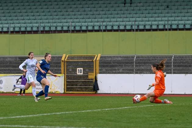 09.11.2025, Fußball, 2. Frauen-Bundesliga, 2025 2026, 10. Spieltag, VfL Wolfsburg II - SG 99 Andernach Nelly Smolarczyk (12 VfL Wolfsburg U20) hält den Schuss von Leonie Krump (10 Andernach).