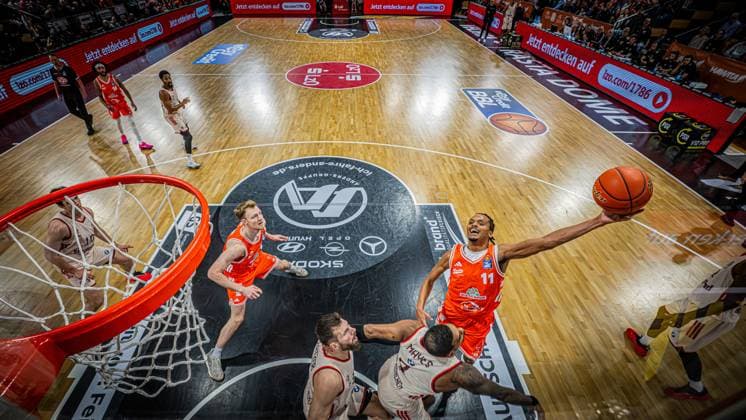 1. Basketball Bundesliga, easyCredit BBL, Saison 2025 2026, Herren, Hauptrunde, 7. Spieltag, 09.11.2025, RASTA Vechta - FC Bayern München Basketball Alonzo Verge ( 11 - RASTA Vechta) beim Korbleger Vechta RASTA Dome Niedersachsen Deutschland