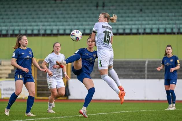 09.11.2025, Fußball, 2. Frauen-Bundesliga, 2025 2026, 10. Spieltag, VfL Wolfsburg II - SG 99 Andernach Carolin Schraa (7 Andernach) nimmt den Ball in der Luft an, während Weronika Arasniewicz (15 VfL Wolfsburg U20) diesen im Sprung versucht zu blocken.
