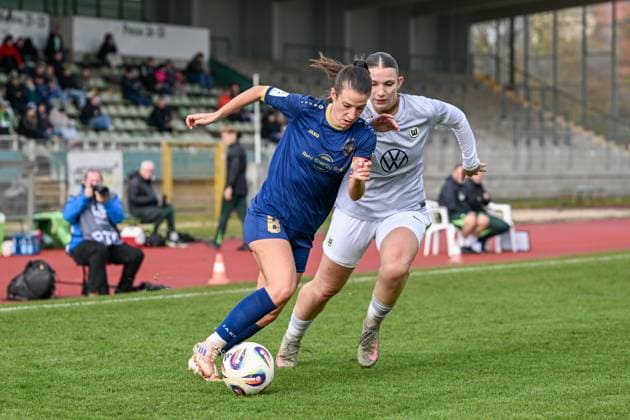 09.11.2025, Fußball, 2. Frauen-Bundesliga, 2025 2026, 10. Spieltag, VfL Wolfsburg II - SG 99 Andernach Lisa Kossmann (6 Andernach) spielt sich durch die Abwehr.