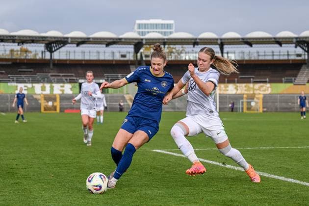 09.11.2025, Fußball, 2. Frauen-Bundesliga, 2025 2026, 10. Spieltag, VfL Wolfsburg II - SG 99 Andernach Carolin Schraa (7 Andernach) schirmt den Ball ab.