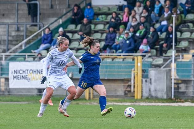 09.11.2025, Fußball, 2. Frauen-Bundesliga, 2025 2026, 10. Spieltag, VfL Wolfsburg II - SG 99 Andernach Leonie Krump (10 Andernach) im Duell.