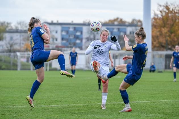 09.11.2025, Fußball, 2. Frauen-Bundesliga, 2025 2026, 10. Spieltag, VfL Wolfsburg II - SG 99 Andernach Leonie Krump (10 Andernach) und Carolin Schraa (7 Andernach) attackieren eine Wolfsburger Spielerin.