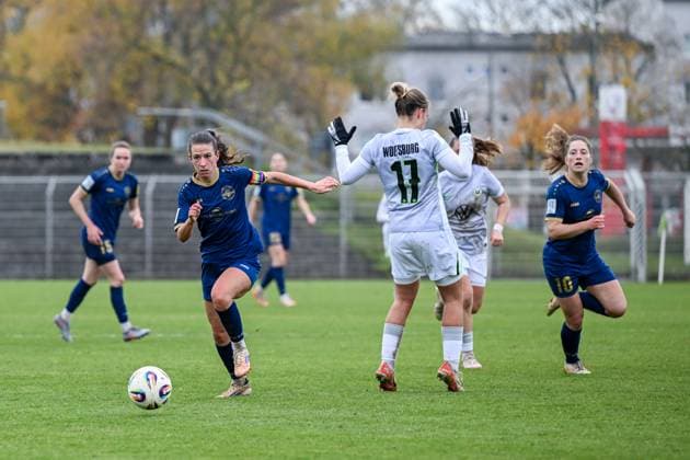 09.11.2025, Fußball, 2. Frauen-Bundesliga, 2025 2026, 10. Spieltag, VfL Wolfsburg II - SG 99 Andernach Lisa Kossmann (6 Andernach) teribt den Ball voran.