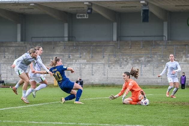 09.11.2025, Fußball, 2. Frauen-Bundesliga, 2025 2026, 10. Spieltag, VfL Wolfsburg II - SG 99 Andernach Nelly Smolarczyk (12 VfL Wolfsburg U20) hält den Schuss von Leonie Krump (10 Andernach).