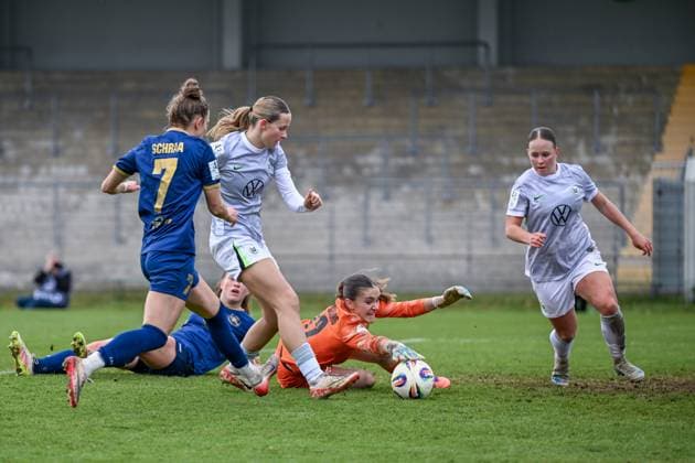 09.11.2025, Fußball, 2. Frauen-Bundesliga, 2025 2026, 10. Spieltag, VfL Wolfsburg II - SG 99 Andernach Nelly Smolarczyk (12 VfL Wolfsburg U20) hält den Schuss von Leonie Krump (10 Andernach).