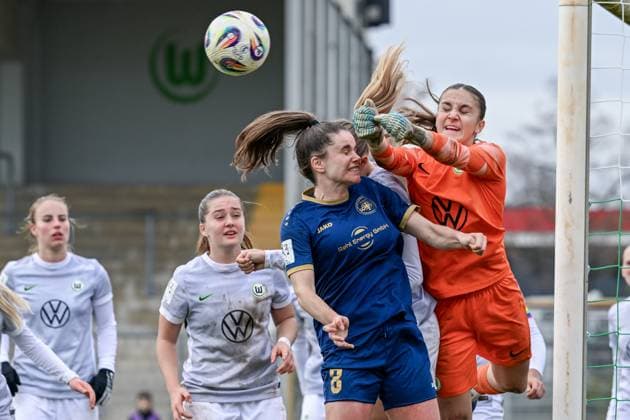 09.11.2025, Fußball, 2. Frauen-Bundesliga, 2025 2026, 10. Spieltag, VfL Wolfsburg II - SG 99 Andernach Nelly Smolarczyk (12 VfL Wolfsburg U20) faustet den Ball weg.