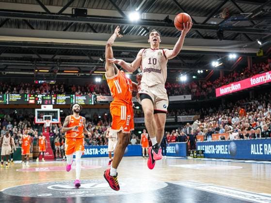 Justinian Jessup (Basketball Loewen Muenchen, 10) im Dunk gegen Lloyd Pandi (RASTA Vechta, 41) Rasta Vechta vs. FC Bayern Muenchen, Basketball, easyCredit Basketball Bundesliga, 7. Spieltag, Saison 2025 2026, 09.11.2025 Rasta Vechta vs. FC Bayern Muenchen, Basketball, easyCredit Basketball Bundesliga, 7. Spieltag, Saison 2025 2026, 09.11.2025 Vechta Copyright: xEibner-Pressefoto DamianxKruczynx EP_DKI