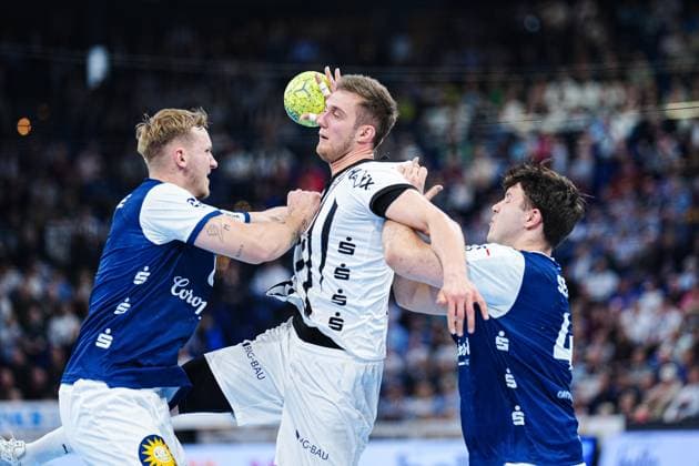 Nico Schoettle (Bergischer HC, 08), Domagoj Duvnjak (THW Kiel, 04), Aron Seesing (Bergischer HC, 49) GER, THW Kiel vs. Bergischer HC, Handball, 1. Bundesliga, Spieltag 11, Saison 2025 2026, 09.11.2025 GER, THW Kiel vs. Bergischer HC, Handball, 1. Bundesliga, Spieltag 11, Saison 2025 2026, 09.11.2025 Kiel Copyright: xEibner-Pressefoto MarcelxvonxFehrnx EP_MFN