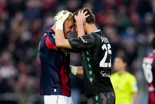 Bologna FC 1909 v SSC Napoli - Serie A Enilive Jens Odgaard of Bologna FC congratulates Massimo Pessina on his Serie A debut at the end of the serie Serie A Enilive match between Bologna FC 1909 and SSC Napoli at Stadio Renato Dall™Ara on November 9, 2025 in Bologna, Italy Bologna Stadio Renato Dall Ara Bologna Italy Copyright: xGiuseppexMaffiax 251109_SerieA_Bologna-Napoli_GM_5359A
