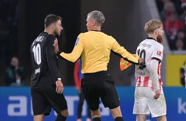 09.11.2025, xblx, Fussball 1.Bundesliga, SC Freiburg - FC St.Pauli v.l. linienrichter zwischen Daniel Sinani (FC ST. PAULI) und Niklas Beste (SC Freiburg) (DFL DFB REGULATIONS PROHIBIT ANY USE OF PHOTOGRAPHS as IMAGE SEQUENCES and or QUASI-VIDEO) Freiburg