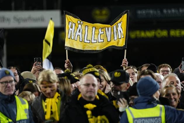 HÄLLEVIK, SVERIGE 20251109 Publiken firar Mjällbys SM-guld efter söndagens fotbollsmatch i allsvenskans sista omgang mellan Mjällby AIF och BK Häcken pa Strandvallen. HÄLLEVIK SVERIGE x9200x Copyright: xBjörnxLarssonxRosvall TTx ALLSVENSKAN MJÄLLBY-HÄCKEN