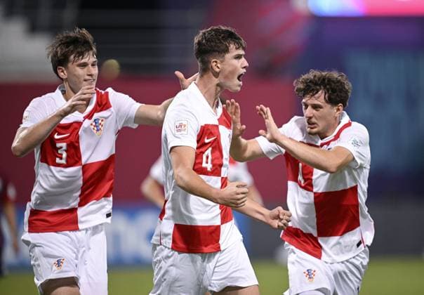 Fussball, Junioren U 17 WM 2025 in Doha Katar Vorrunde 09.11.2025 Gruppe C Kroatien - Costa Rica JUBEL Kroatien; Torschuetze zum 2-0 Raul Kumar (Mitte) mit Duje Sliskovic (re, Union Berlin) und Leon Jakirovic (li)