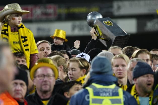 HÄLLEVIK, SVERIGE 20251109 En hemmagjord buckla i publiken när supportrarna firar Mjällbys SM-guld efter söndagens fotbollsmatch i allsvenskans sista omgang mellan Mjällby AIF och BK Häcken pa Strandvallen. HÄLLEVIK SVERIGE x9200x Copyright: xBjörnxLarssonxRosvall TTx ALLSVENSKAN MJÄLLBY-HÄCKEN