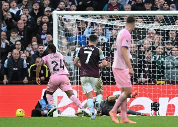 Birmingham, England, 9th November 2025. Emiliano Martinez of Aston Villa saves a penalty from Antoine Semenyo of Bournemouth during the Aston Villa vs AFC Bournemouth Premier League match at Villa Park, Birmingham. Picture credit should read: Cody Froggatt Sportimage EDITORIAL USE ONLY. No use with unauthorised audio, video, data, fixture lists, club league logos or live services. Online in-match use limited to 120 images, no video emulation. No use in betting, games or single club league player publications. SPI_032_CF_ASTON_VILLA_V_BOURNEMOUTH SPI-4279-0032
