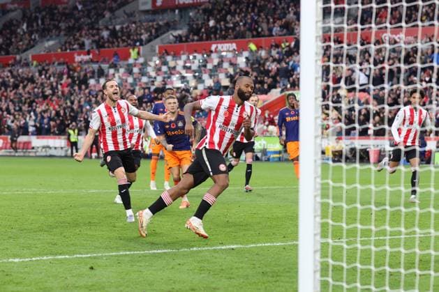 Brentford v Newcastle 09 November 2025, London - Premier League Football - Brentford v Newcastle United - Igor Thiago of Brentford begins to celebrate with Jordan Henderson after scoring their 2nd goal from the penalty spot - Photo: Charlotte Wilson Offside. London UK Copyright: xCharlottexWilsonx xOffsidexOffside