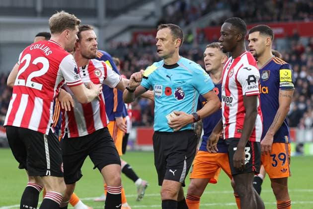 Brentford v Newcastle 09 November 2025, London - Premier League Football - Brentford v Newcastle United - Players surround referee Stuart Attwell as he shows a yellow card to Dango Ouattara of Brentford for diving - Photo: Charlotte Wilson Offside. London UK Copyright: xCharlottexWilsonx xOffsidexOffside