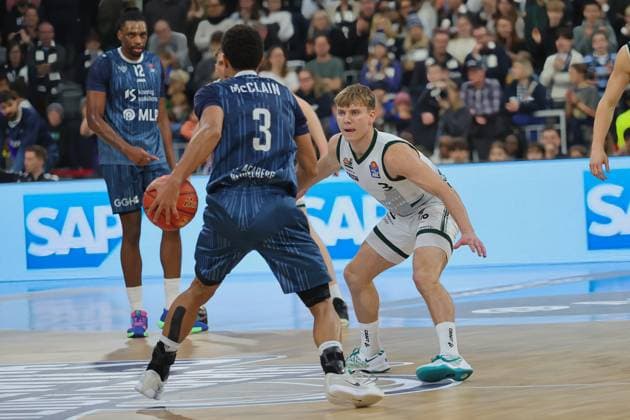 v. li. im Zweikampf , Kevin McClain (MLP Academics Heidelberg, 3), Jorke Aav(Vet-Concept Gladiators Trier, 3). GER, MLP Academics Heidelberg vs. Vet-Concept Gladiators Trier, Basketball, easycredit Basketball Bundesliga, 7.Spieltag, Saison, 2025 2026, 09.11.2025 GER, MLP Academics Heidelberg vs. Vet-Concept Gladiators Trier, Basketball, easycredit Basketball Bundesliga, 7.Spieltag, Saison, 2025 2026, 09.11.2025 Heidelberg Copyright: xEibner-Pressefoto JoergxHirschx EP_JHH