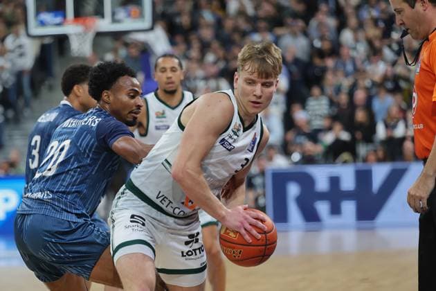 v. li. im Zweikampf, Michael Weathers (MLP Academics Heidelberg, 20), Jorke Aav(Vet-Concept Gladiators Trier, 3) GER, MLP Academics Heidelberg vs. Vet-Concept Gladiators Trier, Basketball, easycredit Basketball Bundesliga, 7.Spieltag, Saison, 2025 2026, 09.11.2025 GER, MLP Academics Heidelberg vs. Vet-Concept Gladiators Trier, Basketball, easycredit Basketball Bundesliga, 7.Spieltag, Saison, 2025 2026, 09.11.2025 Heidelberg Copyright: xEibner-Pressefoto JoergxHirschx EP_JHH