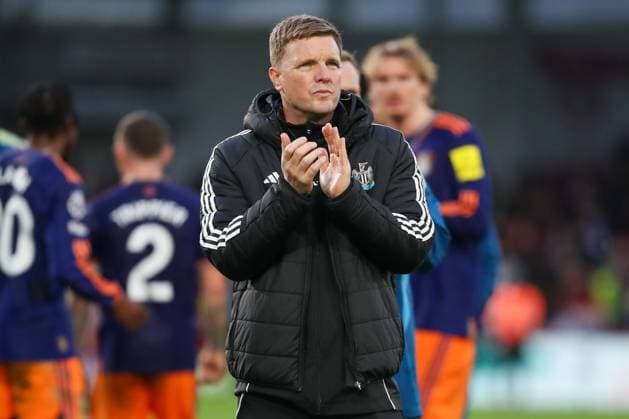 Eddie Howe, Head coach of Newcastle United thanks the travelling fans after the match Brentford v Newcastle United, Football, Premier League, The Gtech Community Stadium, London, UK, 09 11 25 EDITORIAL USE ONLY No use with unauthorised audio, video, data, fixture lists (outside the EU), club league logos or live services. Online in-match use limited to 45 images (+15 in extra time). No use to emulate moving images. No use in betting, games or Copyright: xAnthonyxHanc Shutterstockx 15726224af
