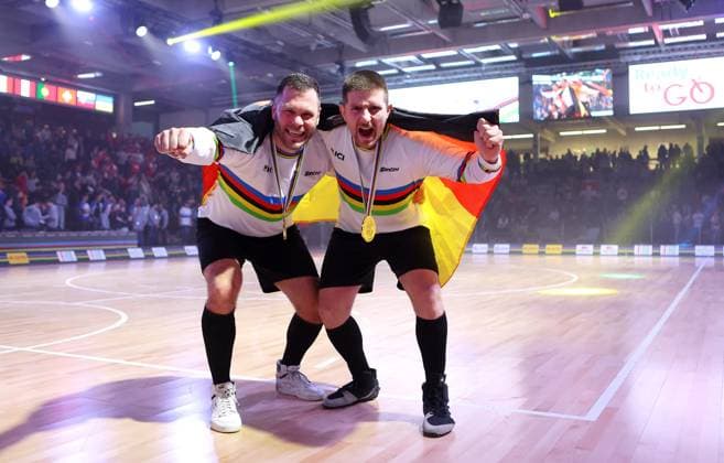 BAU 09.11.2025 Göppingen Kunstrad UCI Hallenrad WM 2025, v.l. Radball-Weltmeister Raphael Kopp und Bernd Mlady (GER) jubeln