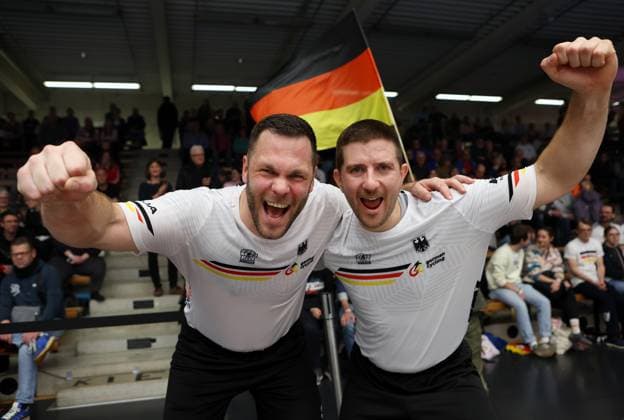 BAU 09.11.2025 Göppingen Kunstrad UCI Hallenrad WM 2025, v.l. Radball-Weltmeister Raphael Kopp und Bernd Mlady (GER) jubeln