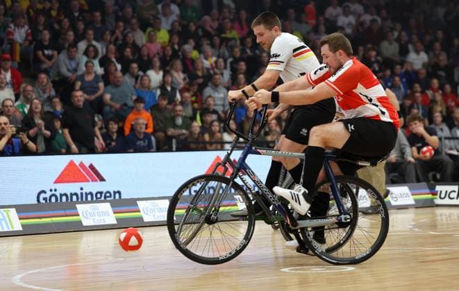 BAU 09.11.2025 Göppingen Kunstrad UCI Hallenrad WM 2025, Radball Finale, v.l. Bernd Mlady (GER), Patrick Schnetzer (AUT)
