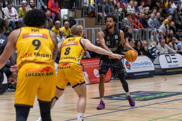 Tylan James Pope (Bozic Estriche Knights Kirchheim, 09) Lucas Mayer (Bozic Estriche Knights Kirchheim, 08) Miles Lamar Tention (Tigers Tuebingen, 03) GER, Bozic Estriche Knights Kirchheim vs. Tigers Tuebingen, BARMER 2. Basketball Bundesliga, 08. Spieltag, Saison 2025 2026, 09.11.2025 GER, Bozic Estriche Knights Kirchheim vs. Tigers Tuebingen, BARMER 2. Basketball Bundesliga, 08. Spieltag, Saison 2025 2026, 09.11.2025 Kirchheim an der Teck Copyright: xEibner-Pressefoto NinaxSanderx EP_NSR