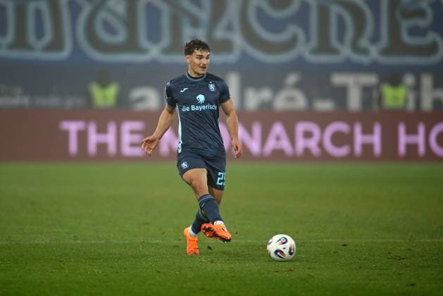 Fussball, Herren, 3.Liga, Saison 2025 2026, SSV Jahn Regensburg - TSV 1860 München, Jahnstadion Sean Dulic (TSV 1860 München) spielt einen Ball