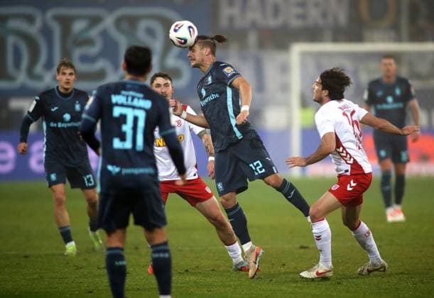 Fussball, Herren, 3.Liga, Saison 2025 2026, SSV Jahn Regensburg - TSV 1860 München, Jahnstadion Sigurd Haugen (TSV 1860 München) spielt einen Ball mit dem Kopf, Kopfball