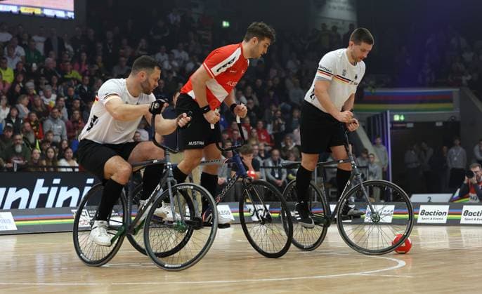 BAU 09.11.2025 Göppingen Kunstrad UCI Hallenrad WM 2025, Radball Finale, v.l. Raphael Kopp (GER), Stefan Feurstein (AUT), Bernd Mlady (GER)