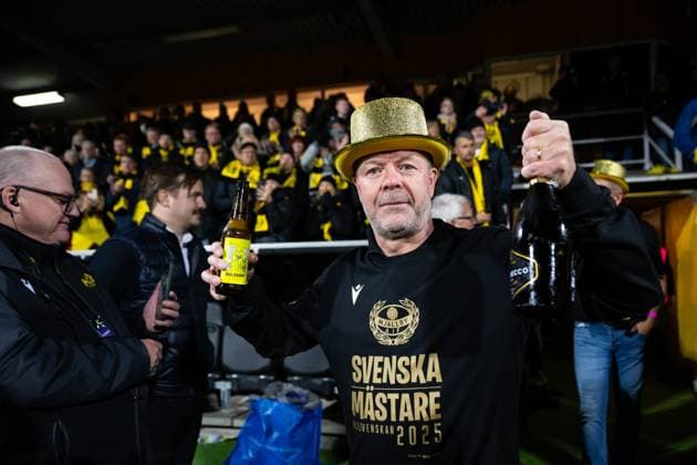 251109 Mjällbys tränare Anders Torstensson jublar efter fotbollsmatchen i Allsvenskan mellan Mjällby och Häcken den 9 november 2025 i Hällevik. Copyright: MATHILDAxSCHULER BB251109MA040