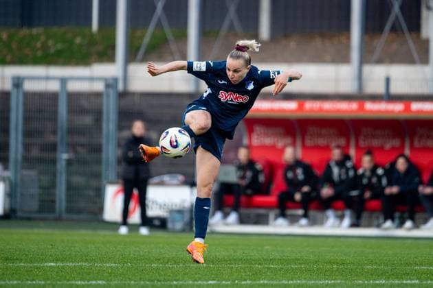 Vanessa Diehm (TSG Hoffenheim, 06) am Ball, GER, 1. FC Koeln vs TSG 1899 Hoffenheim, Fussball Google Pixel Frauen Bundesliga, 10. Spieltag, Saison 2025 2026, 09.11.2025 DFB regulations prohibit any use of photographs as image sequences and or quasi-video GER, 1. FC Koeln vs TSG 1899 Hoffenheim, Fussball Google Pixel Frauen Bundesliga, 10. Spieltag, Saison 2025 2026, 09.11.2025 Koeln Copyright: xEibner-Pressefoto Memmlerx EP_MMR