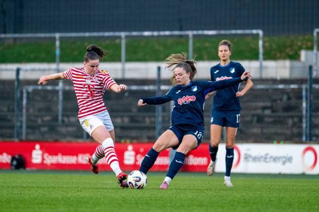 Valesca Ampoorter (TSG Hoffenheim, 18) im Zweikampf mit Martyna Wiankowska (FC Koeln, 26), GER, 1. FC Koeln vs TSG 1899 Hoffenheim, Fussball Google Pixel Frauen Bundesliga, 10. Spieltag, Saison 2025 2026, 09.11.2025 DFB regulations prohibit any use of photographs as image sequences and or quasi-video GER, 1. FC Koeln vs TSG 1899 Hoffenheim, Fussball Google Pixel Frauen Bundesliga, 10. Spieltag, Saison 2025 2026, 09.11.2025 Koeln Copyright: xEibner-Pressefoto Memmlerx EP_MMR