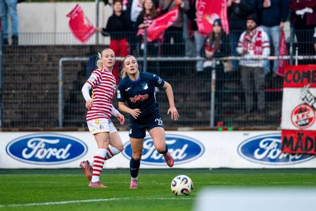 Janna Grimm (TSG Hoffenheim, 26) am Ball, GER, 1. FC Koeln vs TSG 1899 Hoffenheim, Fussball Google Pixel Frauen Bundesliga, 10. Spieltag, Saison 2025 2026, 09.11.2025 DFB regulations prohibit any use of photographs as image sequences and or quasi-video GER, 1. FC Koeln vs TSG 1899 Hoffenheim, Fussball Google Pixel Frauen Bundesliga, 10. Spieltag, Saison 2025 2026, 09.11.2025 Koeln Copyright: xEibner-Pressefoto Memmlerx EP_MMR