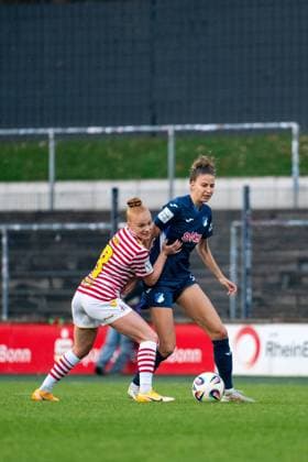 Franziska Harsch (TSG Hoffenheim, 17) im Zweikampf mit Laura Vogt (FC Koeln, 8), GER, 1. FC Koeln vs TSG 1899 Hoffenheim, Fussball Google Pixel Frauen Bundesliga, 10. Spieltag, Saison 2025 2026, 09.11.2025 DFB regulations prohibit any use of photographs as image sequences and or quasi-video GER, 1. FC Koeln vs TSG 1899 Hoffenheim, Fussball Google Pixel Frauen Bundesliga, 10. Spieltag, Saison 2025 2026, 09.11.2025 Koeln Copyright: xEibner-Pressefoto Memmlerx EP_MMR