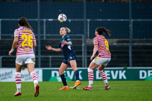 Vanessa Diehm (TSG Hoffenheim, 06) im Zweikampf mit Adriana Achcinska (FC Koeln, 9), GER, 1. FC Koeln vs TSG 1899 Hoffenheim, Fussball Google Pixel Frauen Bundesliga, 10. Spieltag, Saison 2025 2026, 09.11.2025 DFB regulations prohibit any use of photographs as image sequences and or quasi-video GER, 1. FC Koeln vs TSG 1899 Hoffenheim, Fussball Google Pixel Frauen Bundesliga, 10. Spieltag, Saison 2025 2026, 09.11.2025 Koeln Copyright: xEibner-Pressefoto Memmlerx EP_MMR