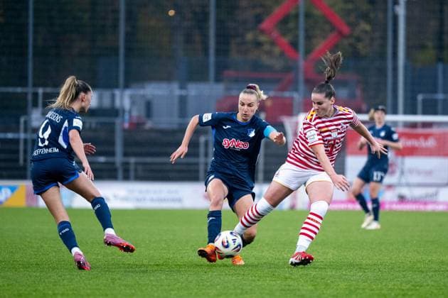 Vanessa Diehm (TSG Hoffenheim, 06) im Zweikampf mit Martyna Wiankowska (FC Koeln, 26), GER, 1. FC Koeln vs TSG 1899 Hoffenheim, Fussball Google Pixel Frauen Bundesliga, 10. Spieltag, Saison 2025 2026, 09.11.2025 DFB regulations prohibit any use of photographs as image sequences and or quasi-video GER, 1. FC Koeln vs TSG 1899 Hoffenheim, Fussball Google Pixel Frauen Bundesliga, 10. Spieltag, Saison 2025 2026, 09.11.2025 Koeln Copyright: xEibner-Pressefoto Memmlerx EP_MMR