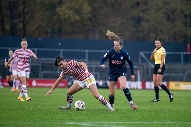 Martyna Wiankowska (FC Koeln, 26) im Zweikampf mit Valesca Ampoorter (TSG Hoffenheim, 18), GER, 1. FC Koeln vs TSG 1899 Hoffenheim, Fussball Google Pixel Frauen Bundesliga, 10. Spieltag, Saison 2025 2026, 09.11.2025 DFB regulations prohibit any use of photographs as image sequences and or quasi-video GER, 1. FC Koeln vs TSG 1899 Hoffenheim, Fussball Google Pixel Frauen Bundesliga, 10. Spieltag, Saison 2025 2026, 09.11.2025 Koeln Copyright: xEibner-Pressefoto Memmlerx EP_MMR