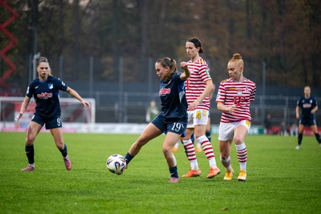 Marie Steiner (TSG Hoffenheim, 19) im Zweikampf mit Sara Agrez (FC Koeln, 4), GER, 1. FC Koeln vs TSG 1899 Hoffenheim, Fussball Google Pixel Frauen Bundesliga, 10. Spieltag, Saison 2025 2026, 09.11.2025 DFB regulations prohibit any use of photographs as image sequences and or quasi-video GER, 1. FC Koeln vs TSG 1899 Hoffenheim, Fussball Google Pixel Frauen Bundesliga, 10. Spieltag, Saison 2025 2026, 09.11.2025 Koeln Copyright: xEibner-Pressefoto Memmlerx EP_MMR