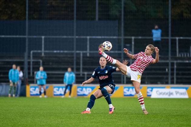 Anna-Lena Stolze (FC Koeln, 7) im Zweikampf mit Laura Gloning (TSG Hoffenheim, 20), GER, 1. FC Koeln vs TSG 1899 Hoffenheim, Fussball Google Pixel Frauen Bundesliga, 10. Spieltag, Saison 2025 2026, 09.11.2025 DFB regulations prohibit any use of photographs as image sequences and or quasi-video GER, 1. FC Koeln vs TSG 1899 Hoffenheim, Fussball Google Pixel Frauen Bundesliga, 10. Spieltag, Saison 2025 2026, 09.11.2025 Koeln Copyright: xEibner-Pressefoto Memmlerx EP_MMR