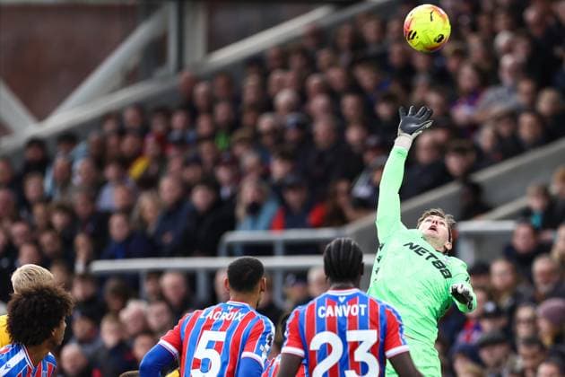 Crystal Palace v Brighton & Hove Albion 09 November 2025, London - Premier League Football - Crystal Palace v Brighton & Hove Albion - Crystal Palace goalkeeper Dean Henderson - Photo: Jacques Feeney Offside. London UK Copyright: xJacquesxFeeneyx xOffsidexOffside