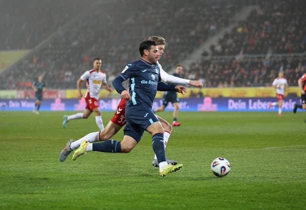 Fussball, Herren, 3.Liga, Saison 2025 2026, SSV Jahn Regensburg - TSV 1860 München, Jahnstadion Kevin Volland (TSV 1860 München) mit Ball im Laufen, Angriff